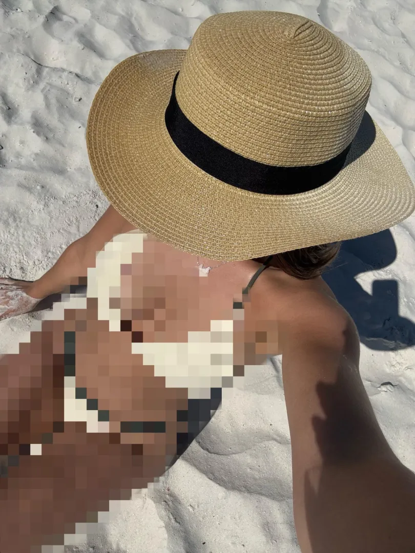 My tanned body is so perfect that a beta like you doesn’t deserve to see it