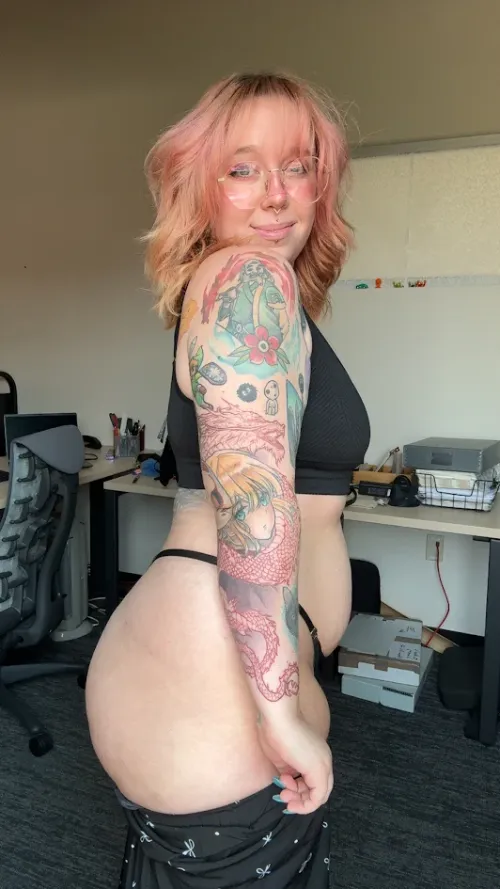 Pink alt librarian needs help