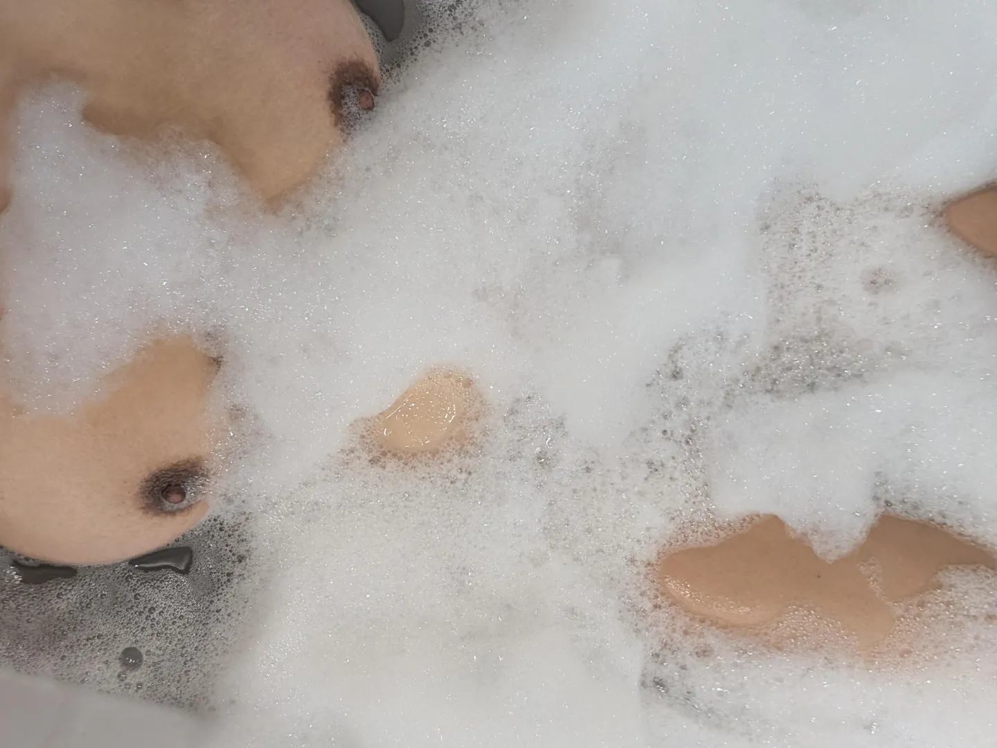 Session ski qui démarre pour mon plus grand plaisir ⛷️⛷️! La reprise fait du bien mais les cuisses sont en  ! Vous m'imaginez dans quel type de tenue sur les pistes ? 