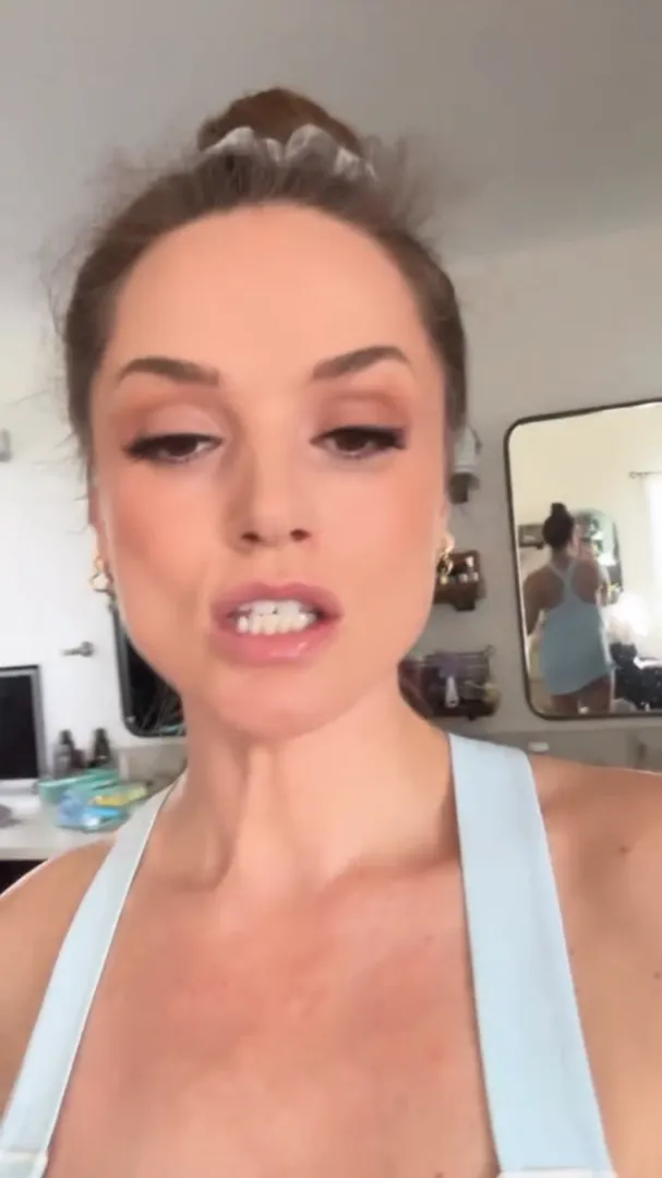 Does Tori accidentally reveal her pregnant body from back in mirror?