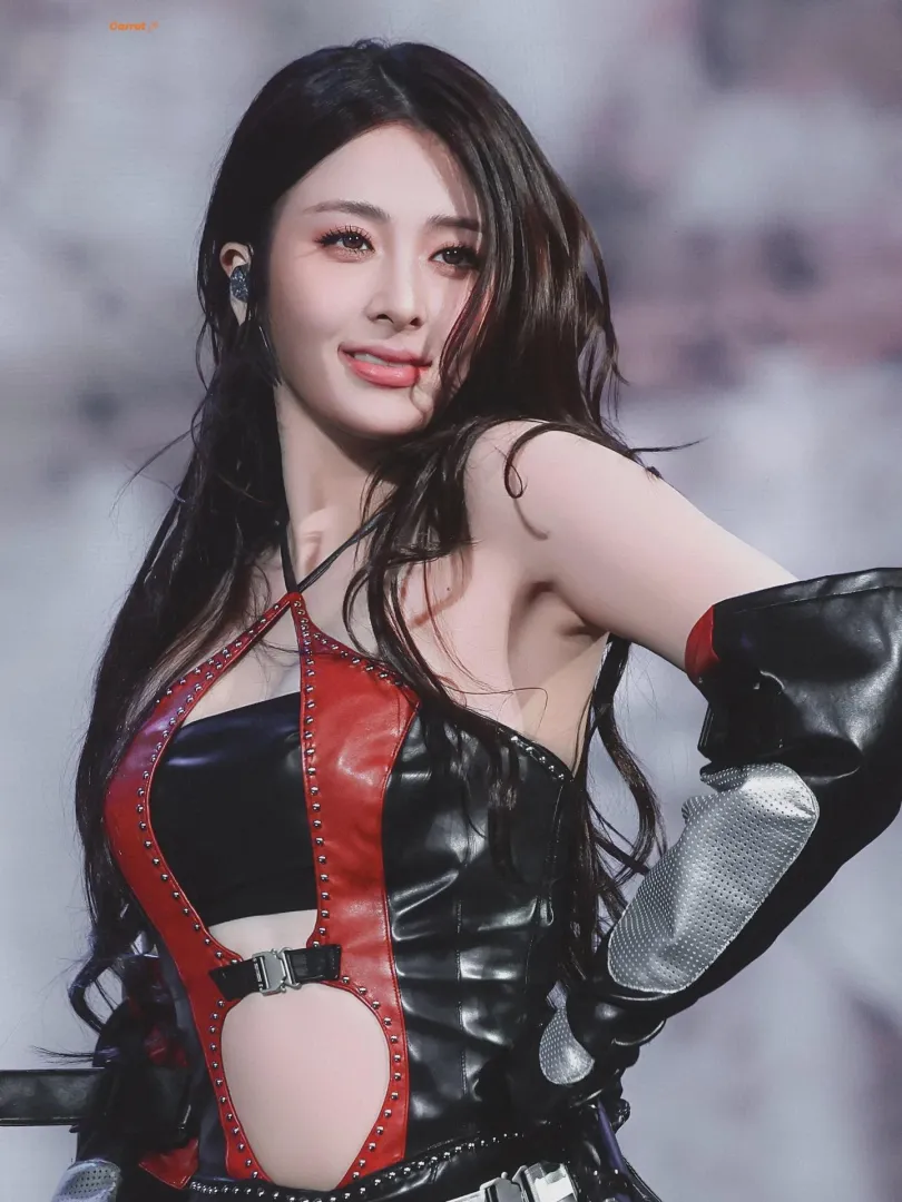 Yunjin (LE SSERAFIM)