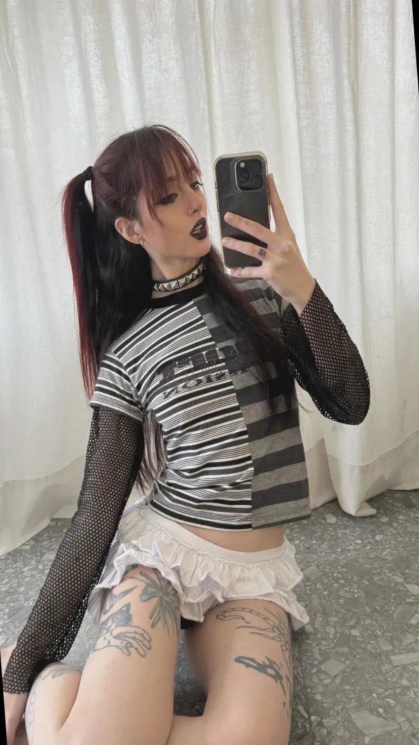 Slightly buzzed + can’t host, fwb vibes? - faster replies on lg: ,.lunarumes`.