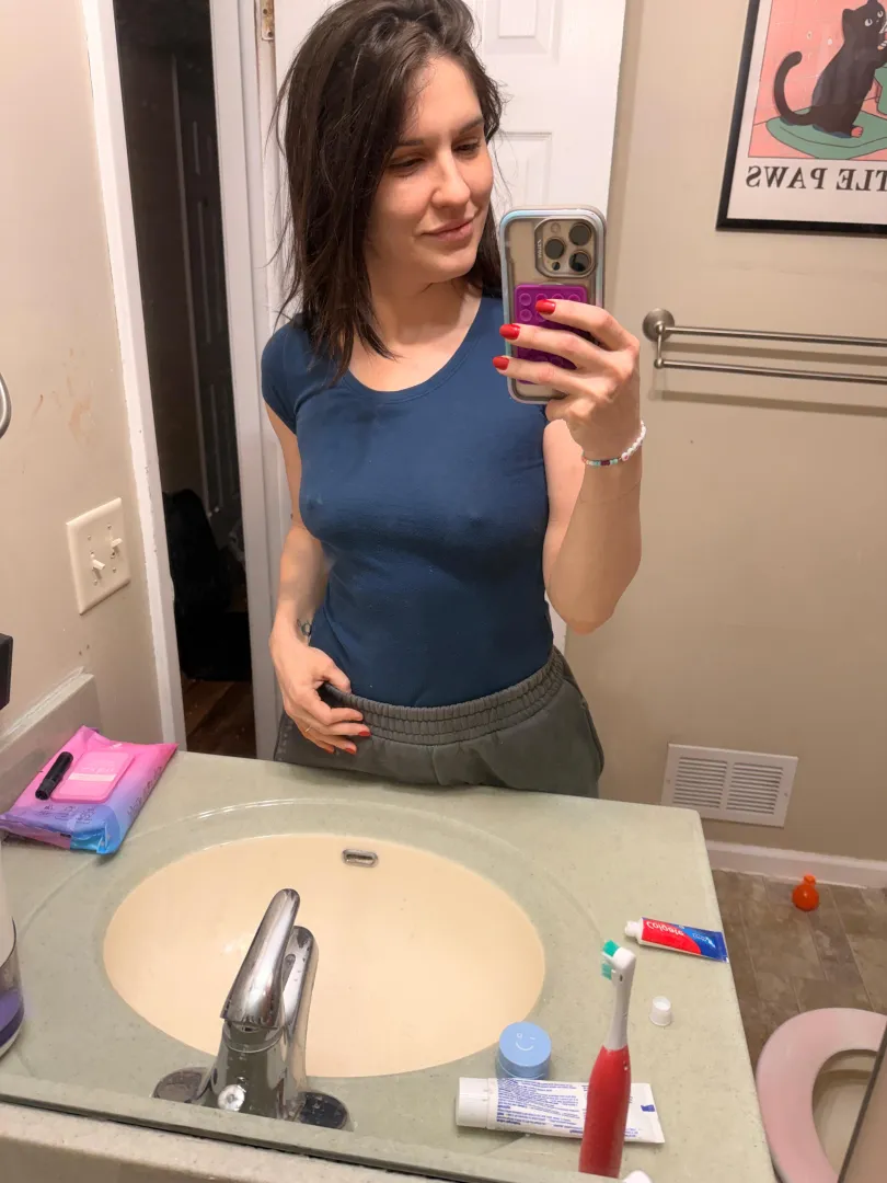 Sweatpants and no bra we are in maximum chill mode tonight