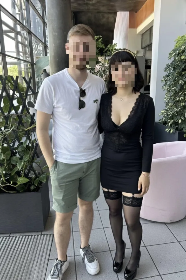 What if you found yourself trapped in my girlfriend's body? A petite French woman, 21 years old and 1.52 meters tall? How would you react?