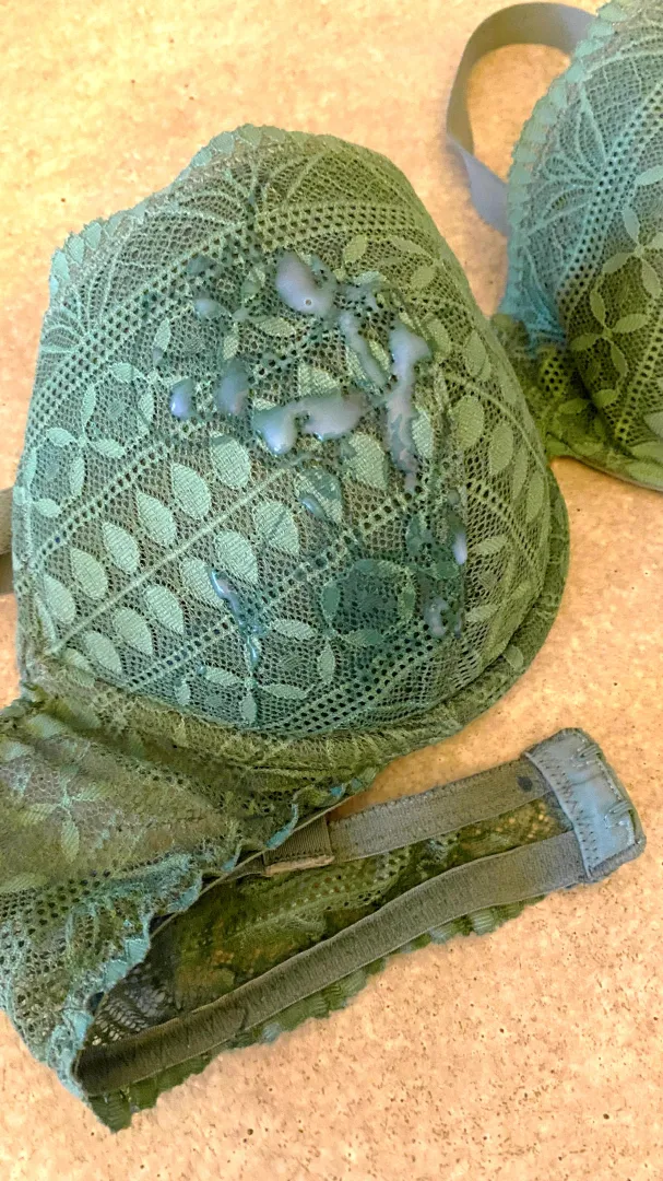 éjaculation dans le soutien gorge de ma salope 95 C