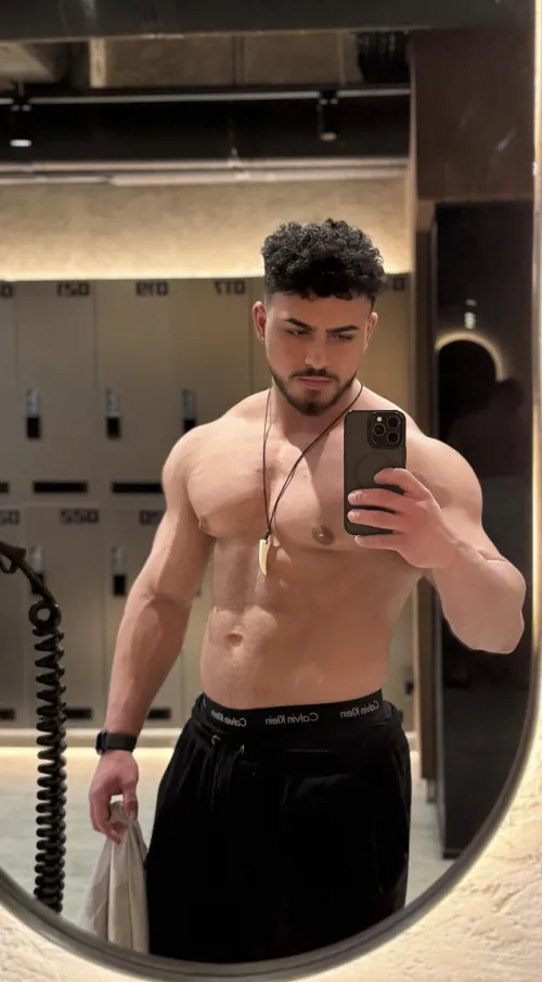 23 Fit and big looking for gym bros