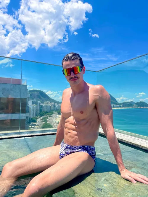 a rooftop pool will never let you down… ☀️@thomasinge_