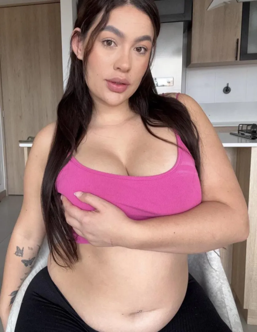 Belly spilling more and more everyday and I blame it on the pizza boxes