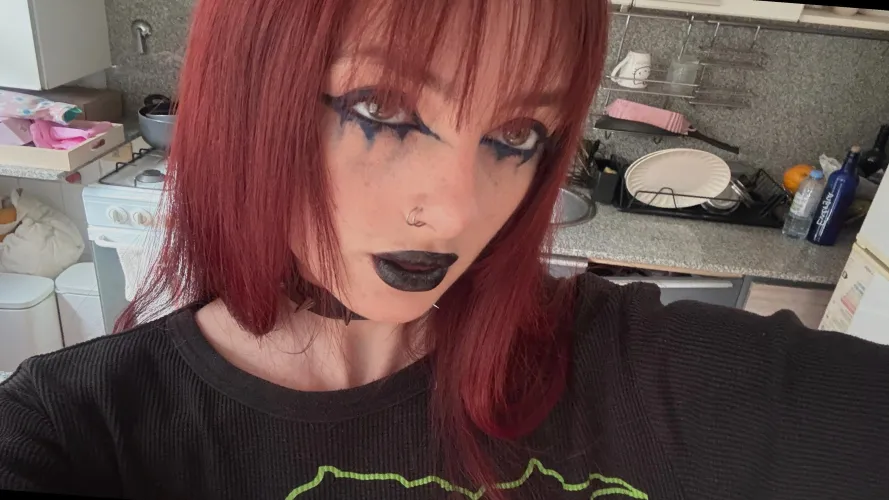 Bored and horrny, need someone who can host.. chat on lg: lunarumes,,