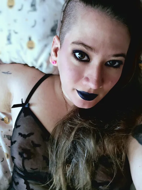 Elvira Mistress of the Dark and chill