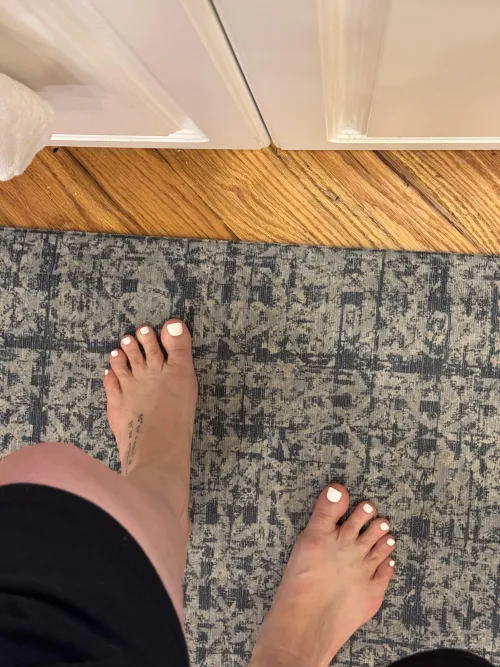 I can’t stop looking down at my pretty white toes 