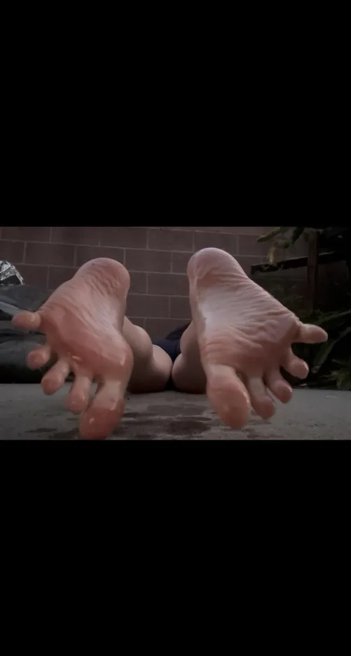 I know you love these oiled up asian feet :)