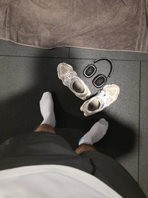 M(24) Gym socks are saoked 