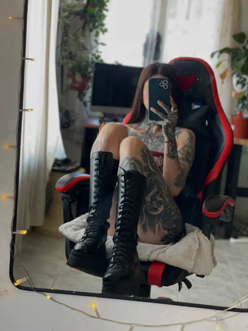 Make my Friday, be my slave and let me drain you while I give you cbt.