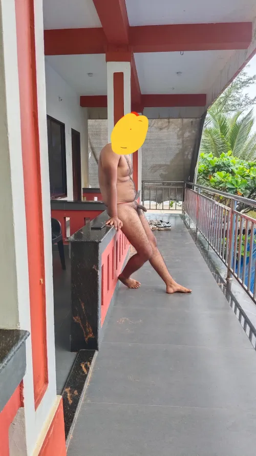 Nude in beach resort NOT VERIFIED