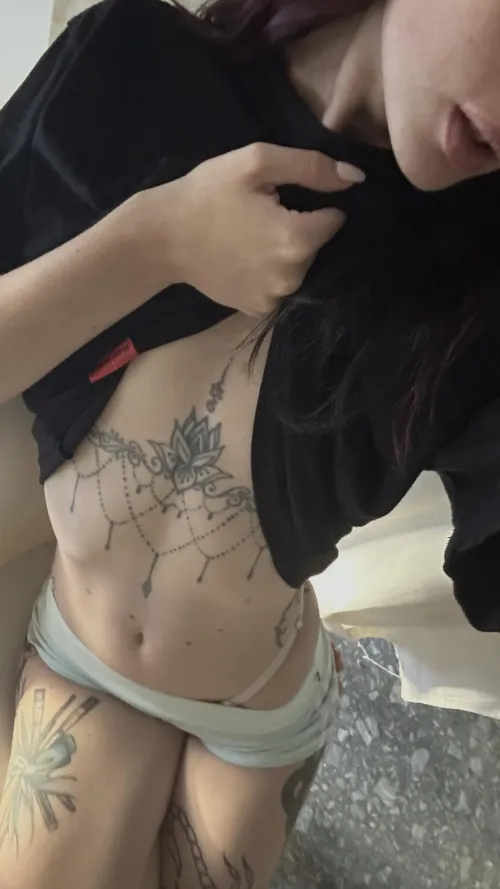 19F2A — Need a host today, keeping it simple. lg: lunaromes