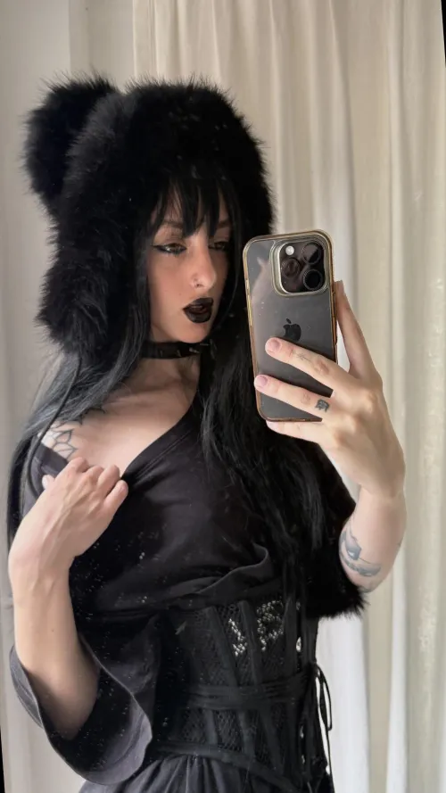 Cant host but flirting is free. dm on lntrgm: lunarumes.