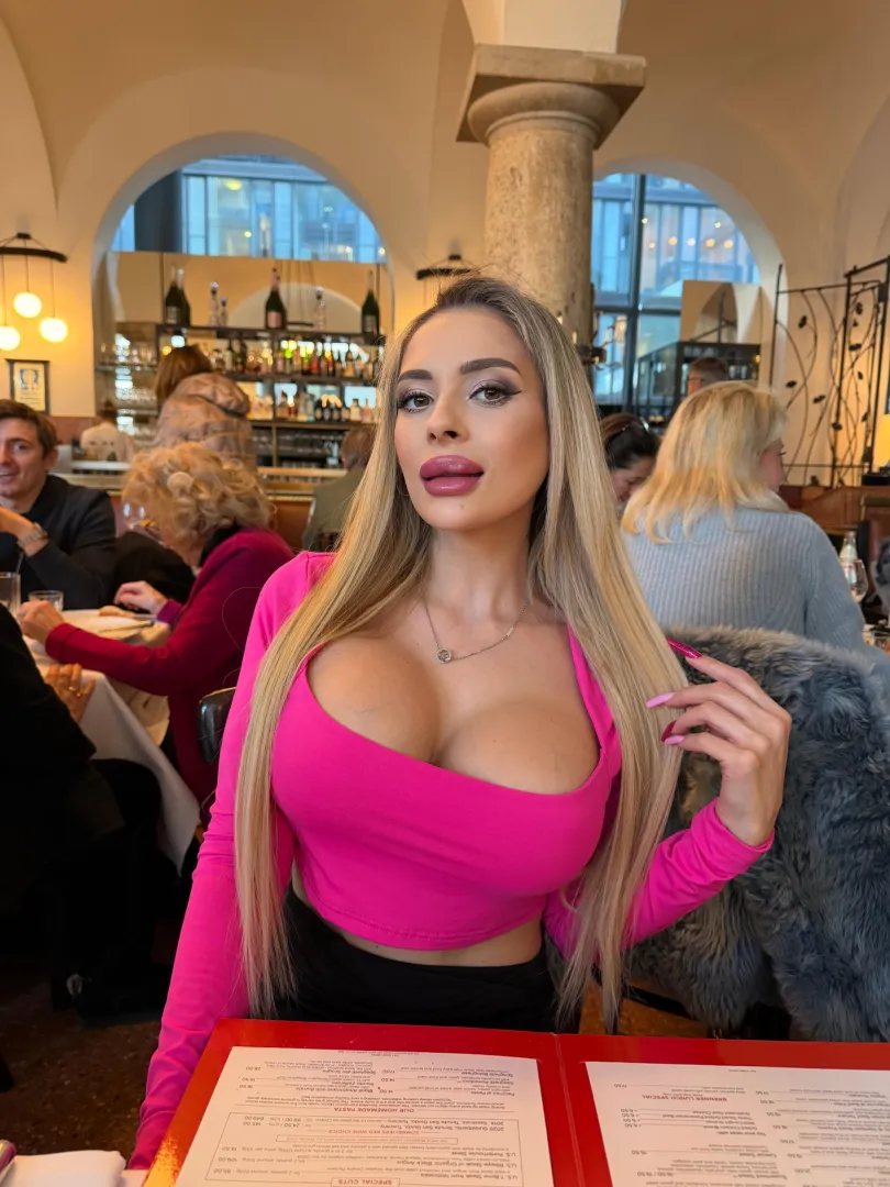 I like being the center of attention in restaurants