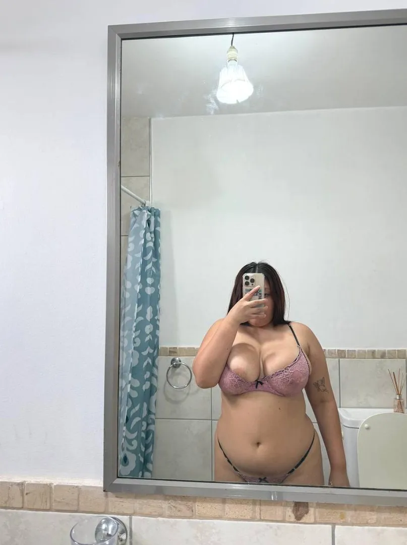 I love sending nudes to random redditors, react if you're interested