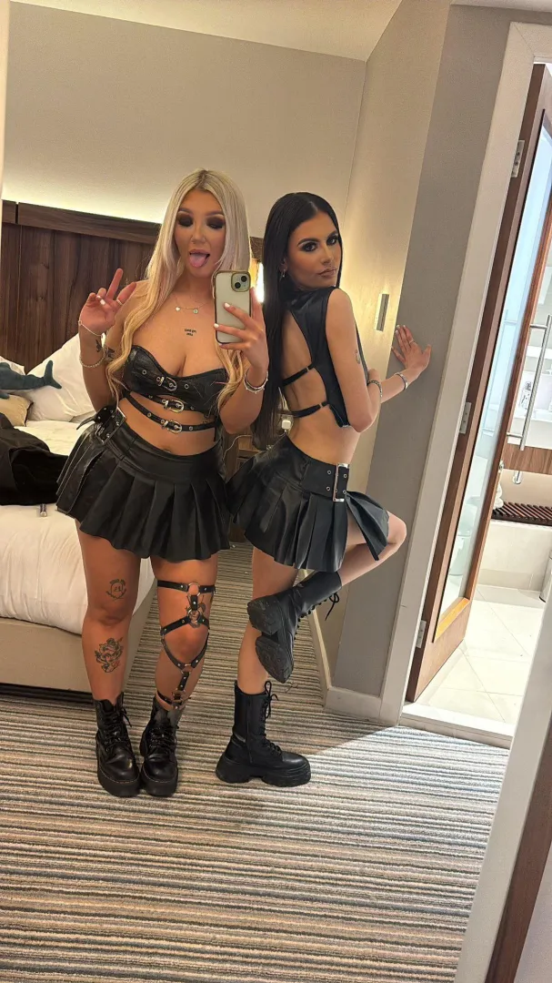 Imagine having this Scottish pair for the night 