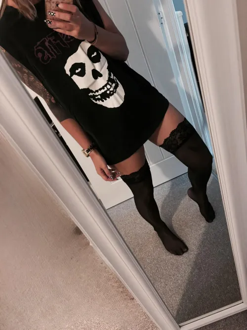 This is me! ❤️ Hi, thought I’d finally introduce myself! My names Hayley, Im 30, been selling for a few months but new to Reddit. I sell worn items only and some feet pics, but come say hi and I can show you what stock I have  (UK)