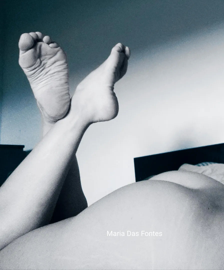 Wrinkly soles over a smooth bootay while I lay in bed, waiting for you.