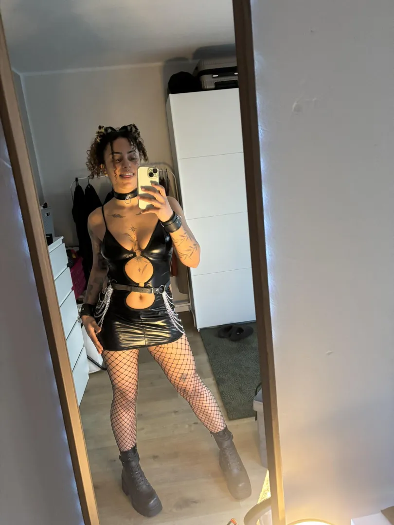 Würdest du mich in diesem Outfit ficken ? 