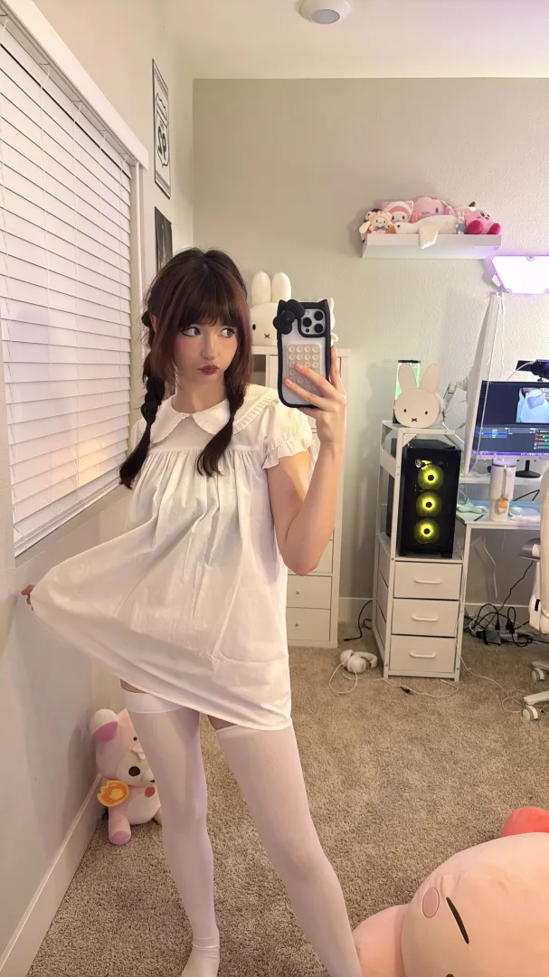 Your cute nerdy girl next door