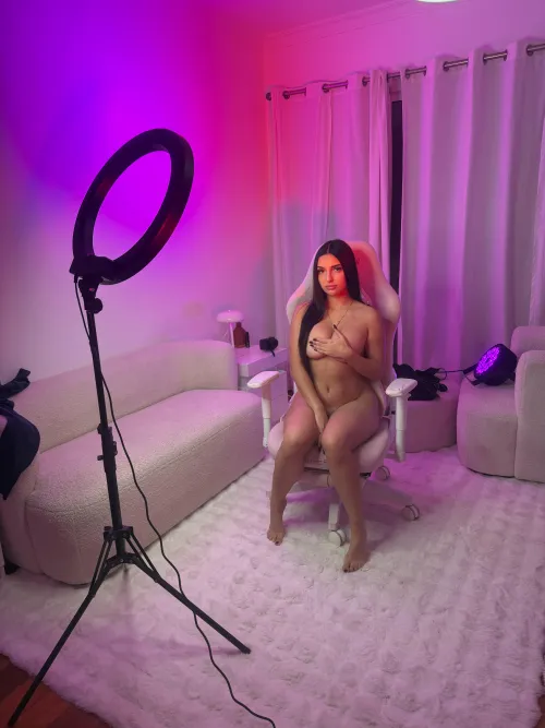 Jeder der nach oben voted hat die Chance hier einen Porno mit mir zu drehen ;)