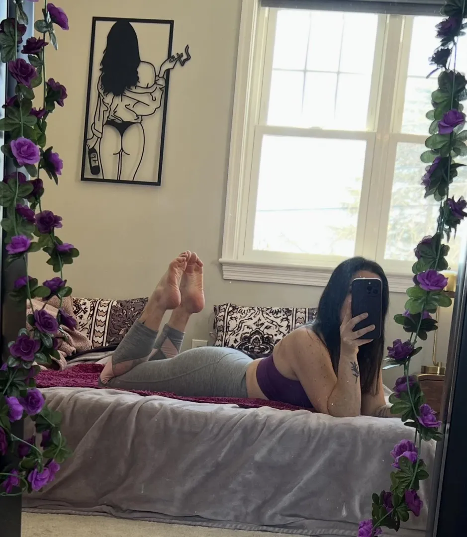 living my pretty little life while simps work hard to fund it 