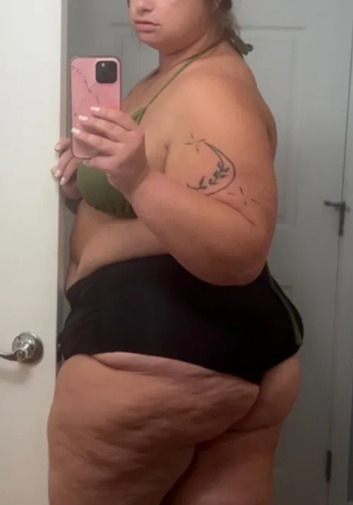 Missing the summer and showing off ass 