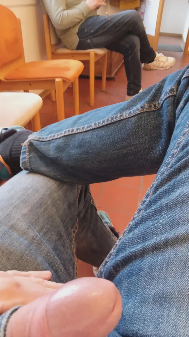 Schwanz raus im Wartezimmer