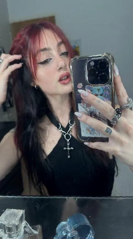 Slightly tipsy enjoying late chats. chat on lnstrgm: lunarumes.