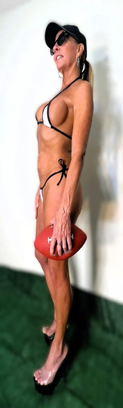 SUPER BOWL SIDE BOOB!