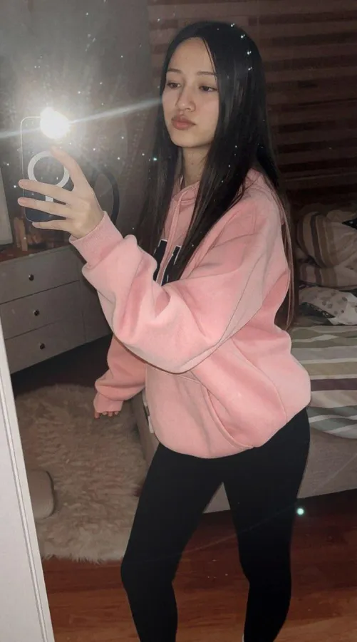 sweet face, flirty vibe