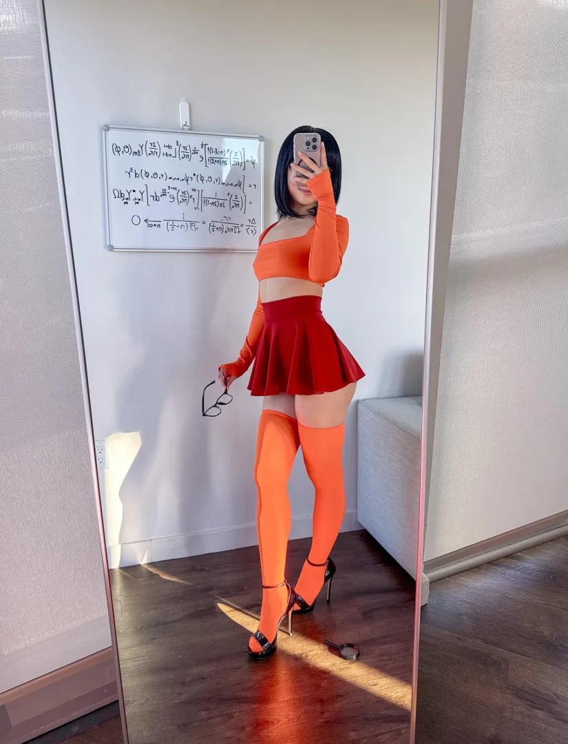 The heels stay on.. they make the perfect handles