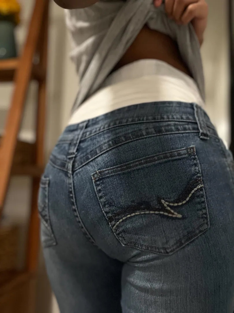 These jeans are doing absolutely nothing/the shirt is the only thing helping right me rn lol