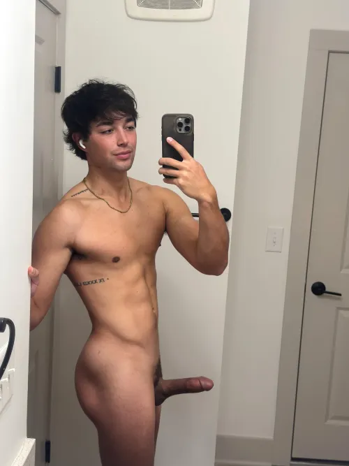 (age 19) My bros tell me dick is big and pretty but wondering what y'all think?