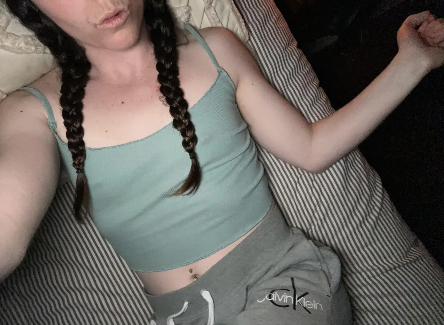 Cutie midriff peekaboo ‍