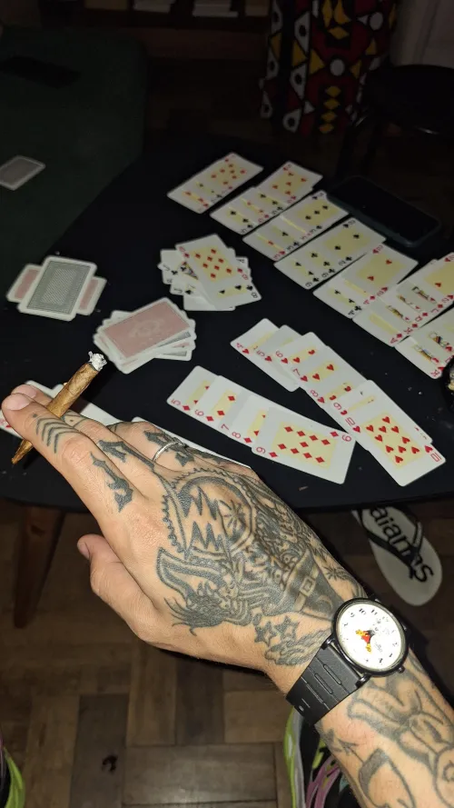 blunt de charuto, jogatina e relógio do mickey