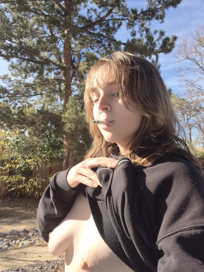 Flashing my tittites outside while smoking a stoge