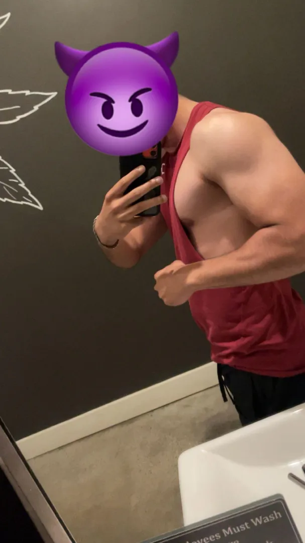 (M for mf/f ) 28M here super fit and Hung , Looking for some fun ! Couples or females only