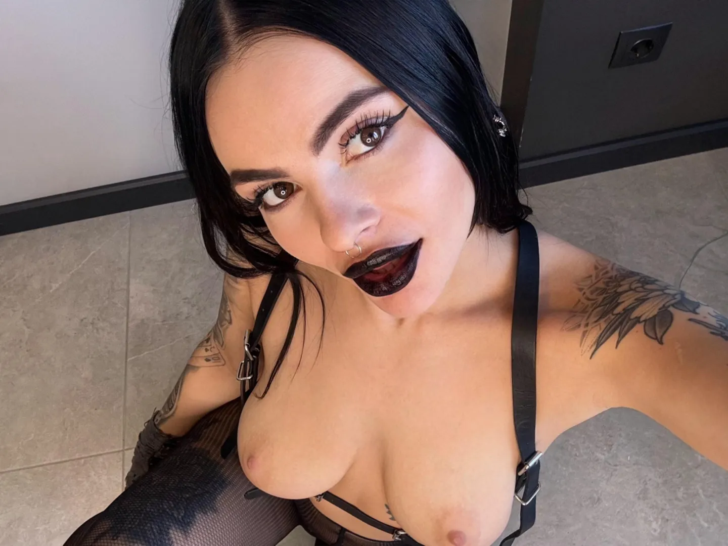 u wouldn't believe the lingerie i bought today. black lace, so sexy. maybe i'll model it for u later ;)