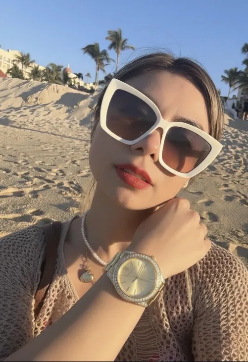 Brisi en la playa luciendo su mk