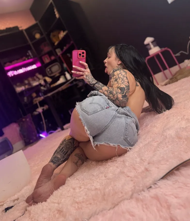 your goth girl needs you to use all her holes today