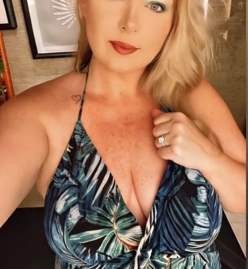 Absolutely love this tropical top ❤️