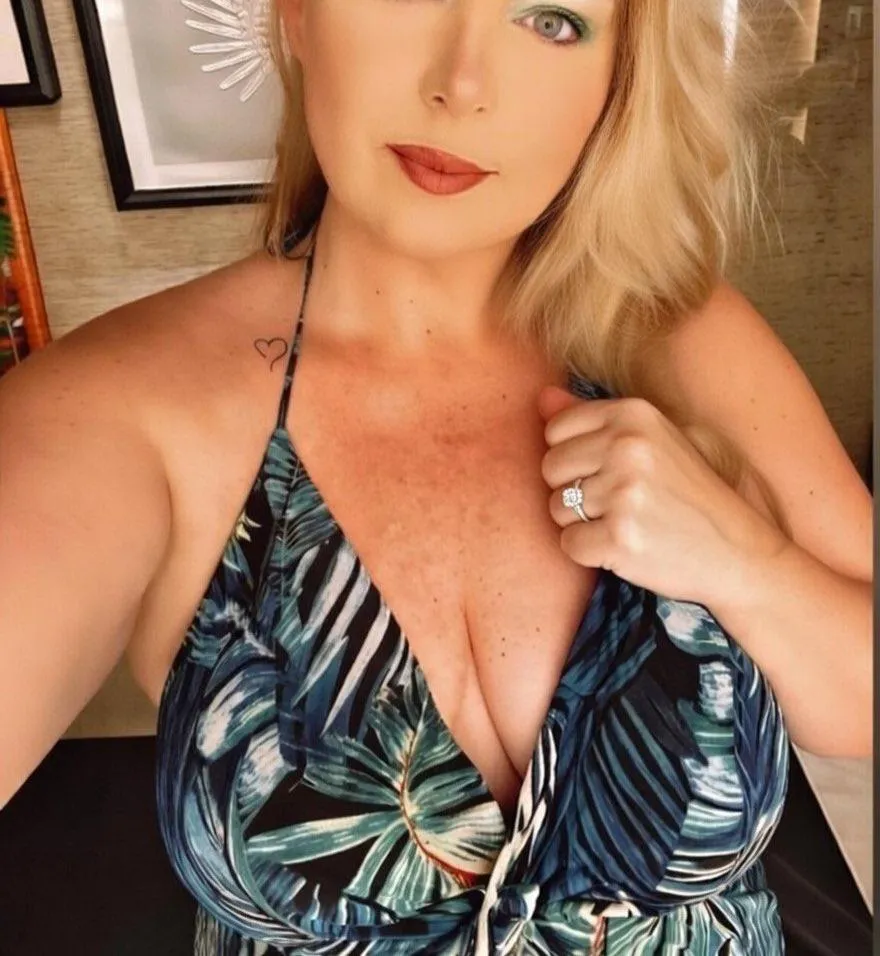 Absolutely love this tropical top ❤️