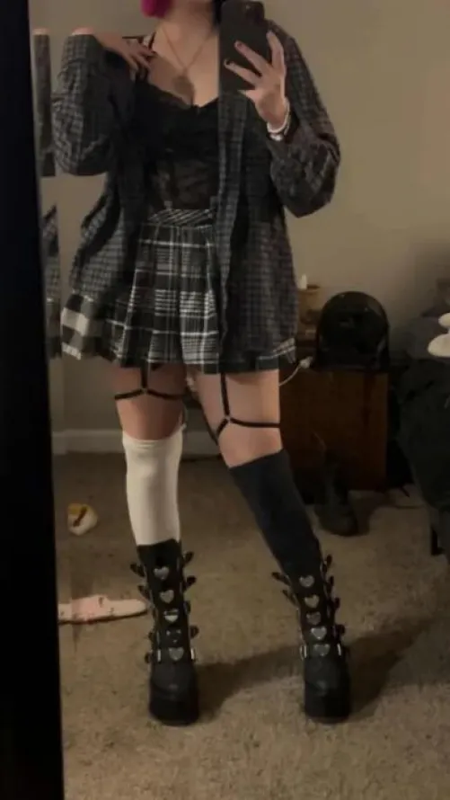 Any subby bois unable to get attentiooon? You can aaalways beg for Mommy's! Don't expect any amount of kindness from me either, betas are for bullying~