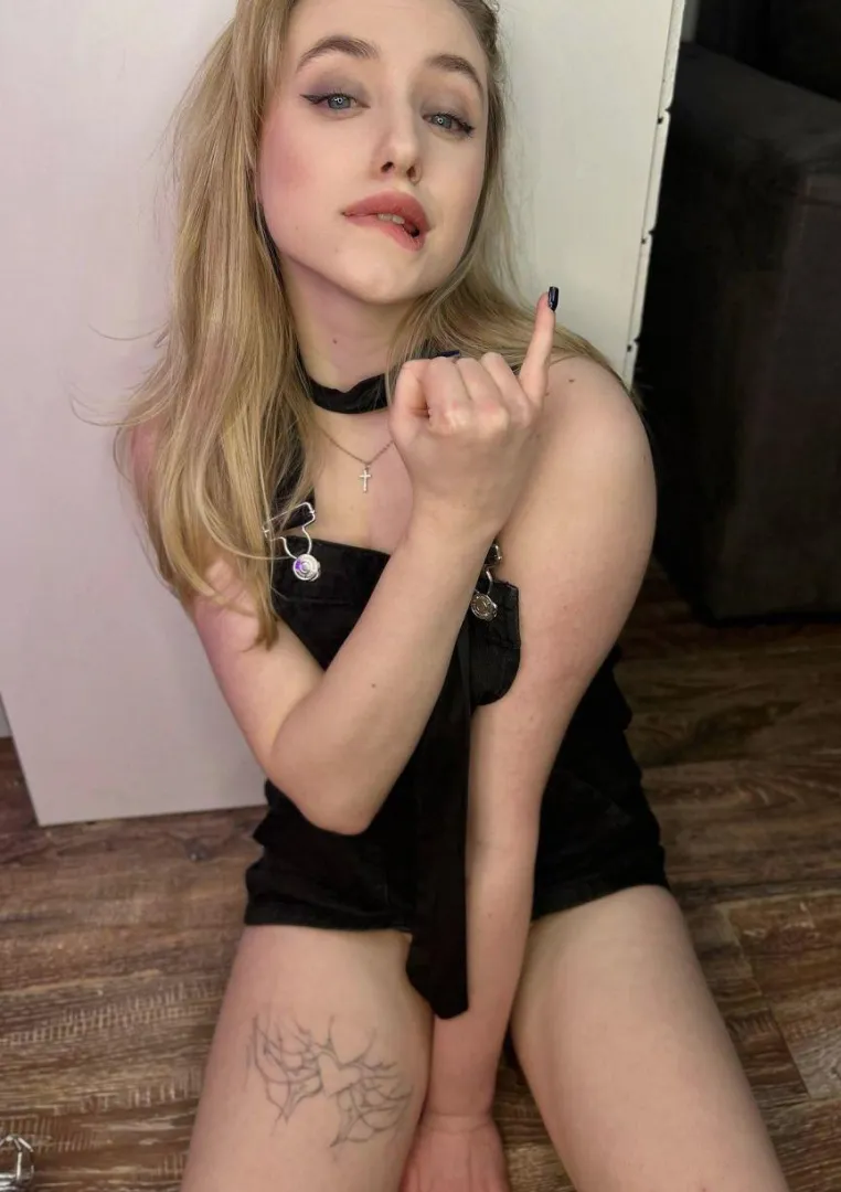 Does the idea of a mean girl seeing your lil willy excite or scare you?