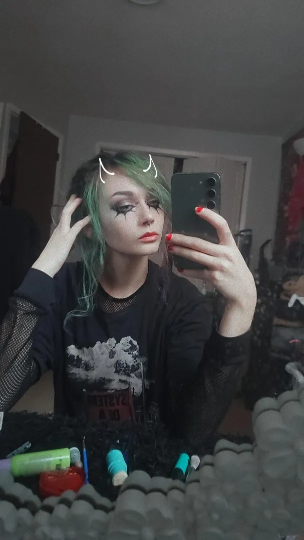 ‍♀️Think youll be the one to make this goth brat smile?